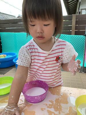 ぷるるん、とろ〜ん♪沢山感触遊びを楽しんだよ✨(1歳児🐬)